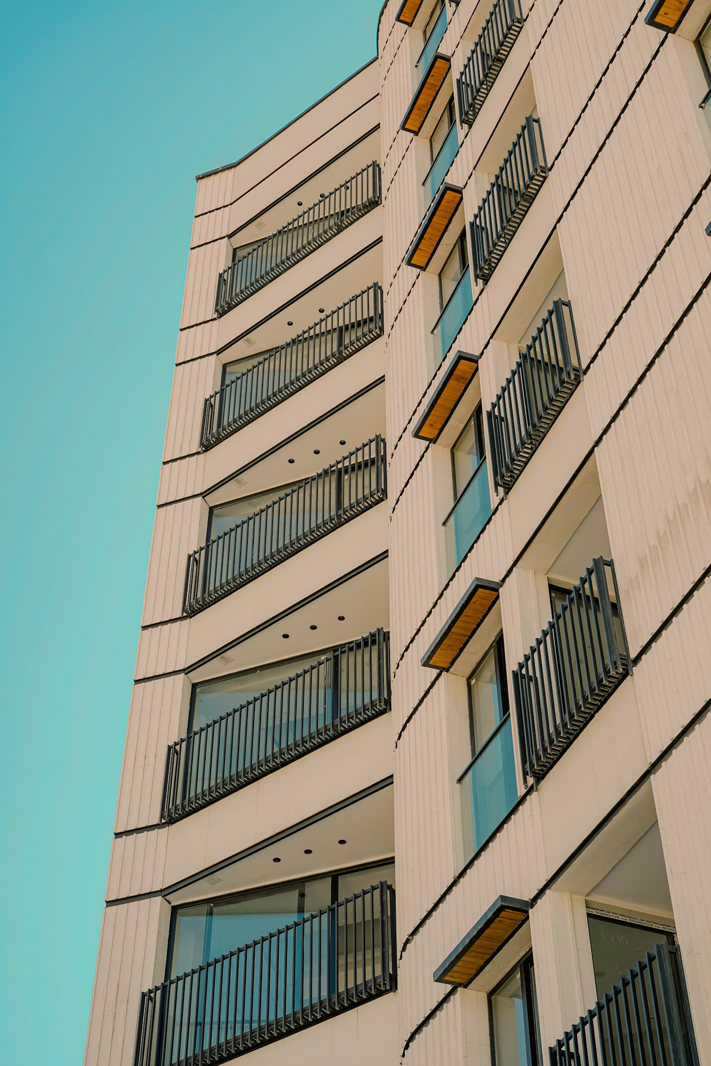 Edificio residencial con balcones recortados contra un cielo despejado